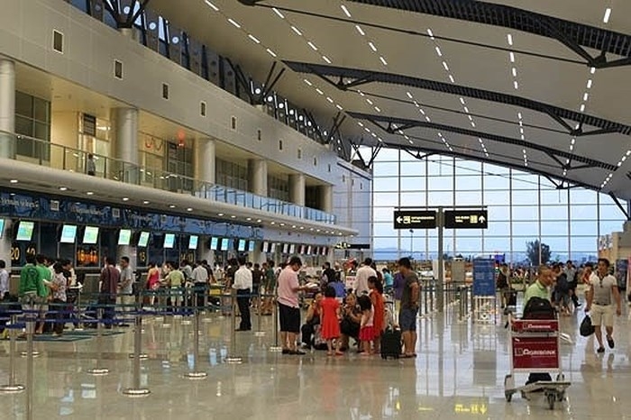 Bị cấm bay vì ném điện thoại vào mặt nhân viên hàng không