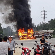 xe tai boc chay du doi tren cao toc tp ho chi minh trung luong