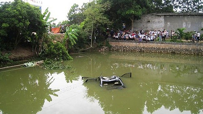 o to roi xuong ao tai xe tu vong