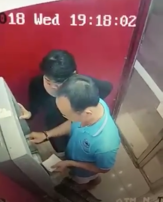 Rút trộm tiền trong thẻ ATM rồi trả lại cho khổ chủ