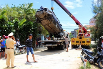 Tàu hỏa tông ôtô, 2 người thoát chết thần kỳ