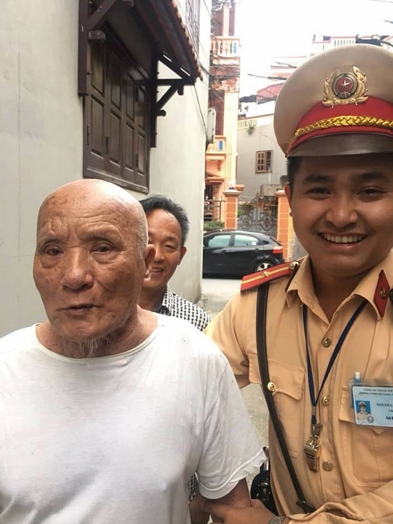 kip thoi giup do cu ong 96 tuoi bi lac doan tu gia dinh