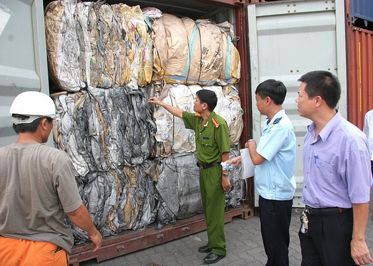 khoi to doanh nghiep lam gia giay to nhap khau phe lieu