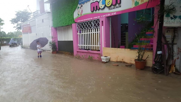 Hà Nội: Mưa lớn, phố lại biến thành sông ha noi mua lon pho lai bien thanh song
