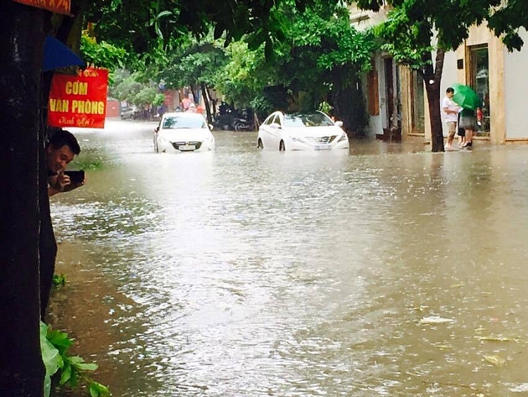 Hà Nội: Mưa lớn, phố lại biến thành sông ha noi mua lon pho lai bien thanh song