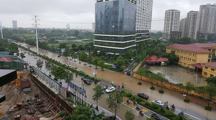 Hà Nội: Mưa lớn, phố lại biến thành sông ha noi mua lon pho lai bien thanh song