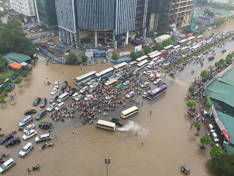 Hà Nội: Mưa lớn, phố lại biến thành sông ha noi mua lon pho lai bien thanh song