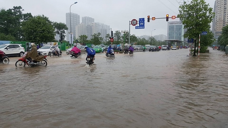 Hà Nội: Mưa lớn, phố lại biến thành sông ha noi mua lon pho lai bien thanh song