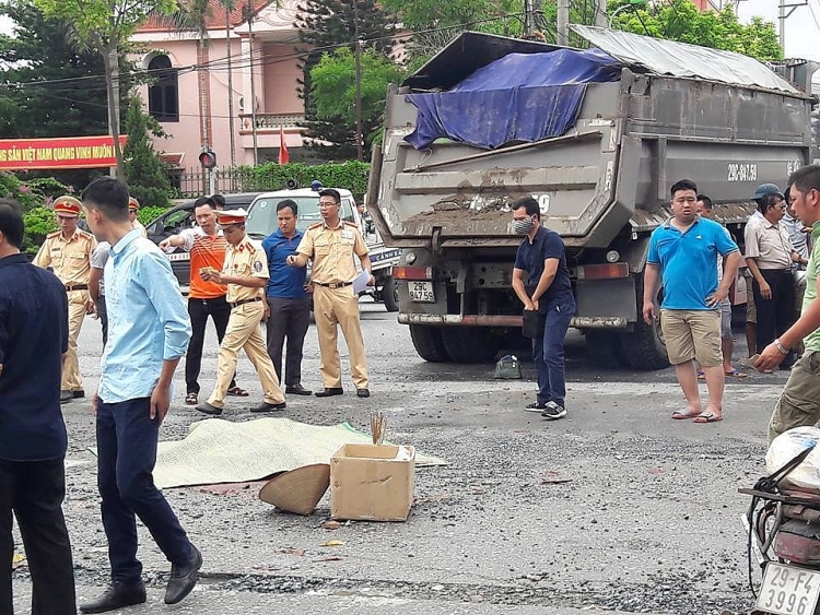 ha noi va cham voi xe tai nguoi phu nu 49 tuoi tu vong