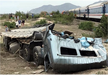 Tàu hỏa tông nát xe chở muối, đường sắt Bắc Nam tê liệt