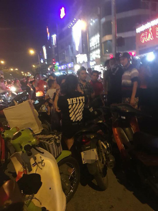 chong mac ao doi voi vo nhung di voi bo vo om con nho danh ghen