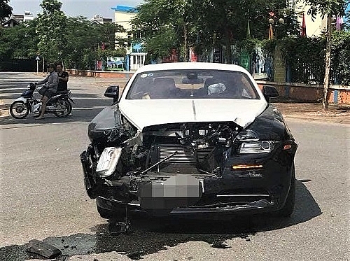 ha noi sieu xe rolls royce nat dau sau va cham
