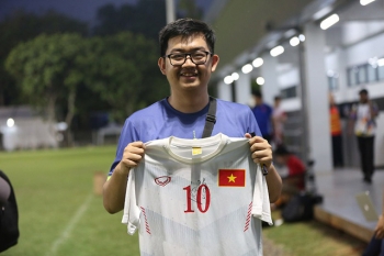 CĐV Indonesia vượt 400km xin chữ ký Văn Quyết, Duy Mạnh