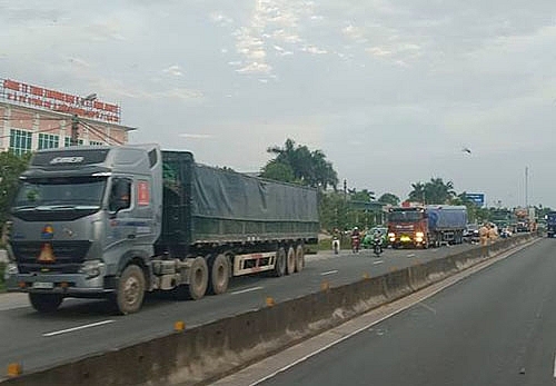 vo chong gap nan duoi banh xe dau keo