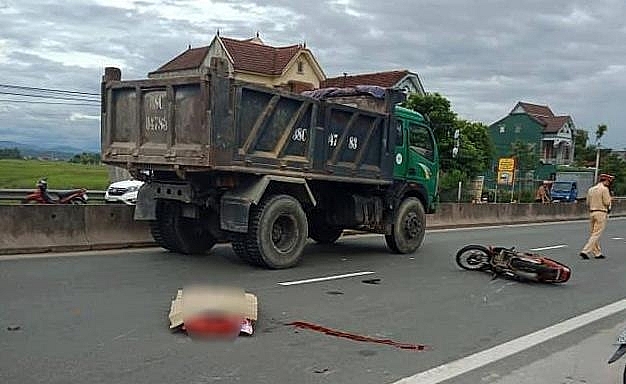 tu vong vi dam vao duoi xe tai dang lui tren quoc lo