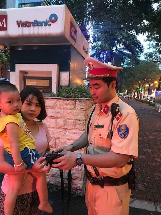 csgt ha noi tra lai 20 trieu dong cho nguoi phu nu danh roi