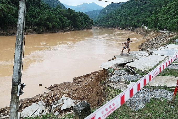 Thủy điện xả lũ cuốn trôi hàng chục ngôi nhà