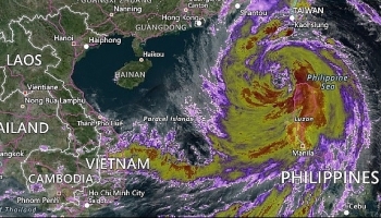 Bão số 6 đang gây mưa lớn ở khu vực Đông Bắc Biển Đông