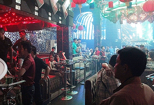 hang chuc dan choi phe ma tuy trong quan bar o sai gon