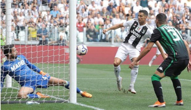 Khoảnh khắc ấn tượng khi C.Ronaldo ghi bàn cho Juventus nhung khoanh khac sung suong tot do cua cronaldo khi ghi ban dau tien cho juventus