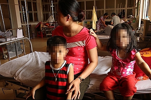 Tạm giữ người đàn ông đốt nhà, định tự thiêu cùng 3 con nhỏ