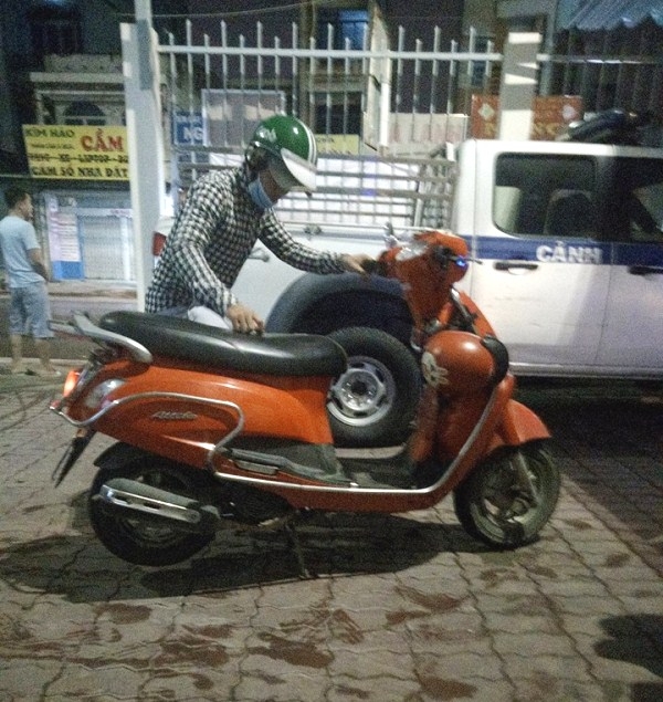 dang cung bai xe moi bat ngo tim duoc chiec xe bi that lac trong mua bao
