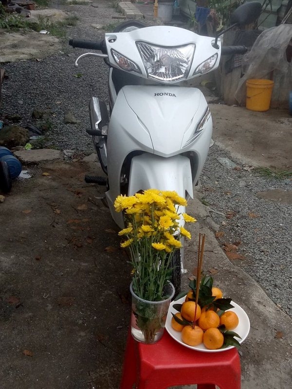 dang cung bai xe moi bat ngo tim duoc chiec xe bi that lac trong mua bao