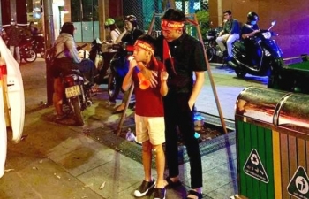 Cường đô la dẫn con trai xuống đường cổ vũ đội tuyển Việt Nam