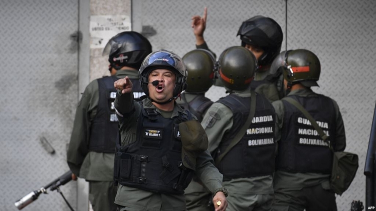 venezuela bat 40 quan nhan am muu dao chinh
