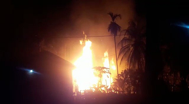 Cháy giếng khai thác dầu bất hợp pháp tại Indonesia chay gieng khai thac dau bat hop phap tai indonesia