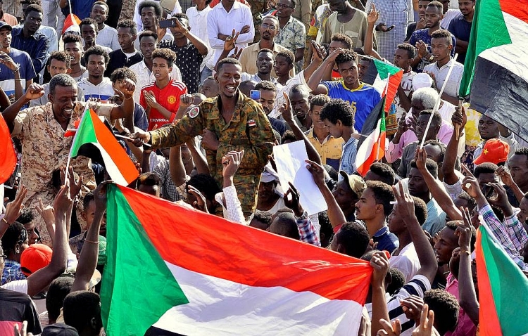 arap xe ut ung ho hoi dong quan su lam thoi sudan