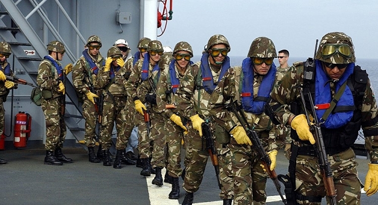 tai sao quan doi algeria tap tran ban dan that o bien gioi libya