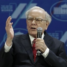 ai da chi hon 45 trieu usd de an trua cung ty phu warren buffett
