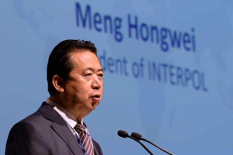 trung quoc canh bao phap ve viec cho vo cuu chu tich interpol ti nan chinh tri