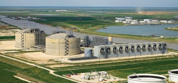 Thua lỗ nặng nề, Toshiba bán lại hoạt động LNG tại Hoa Kỳ cho Total