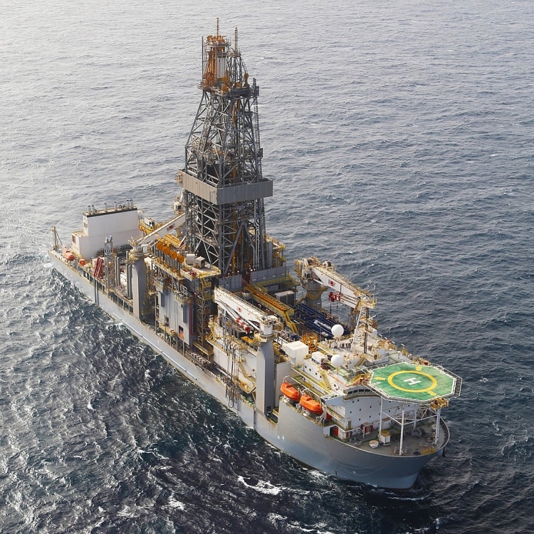 Total thuê tàu khoan siêu sâu