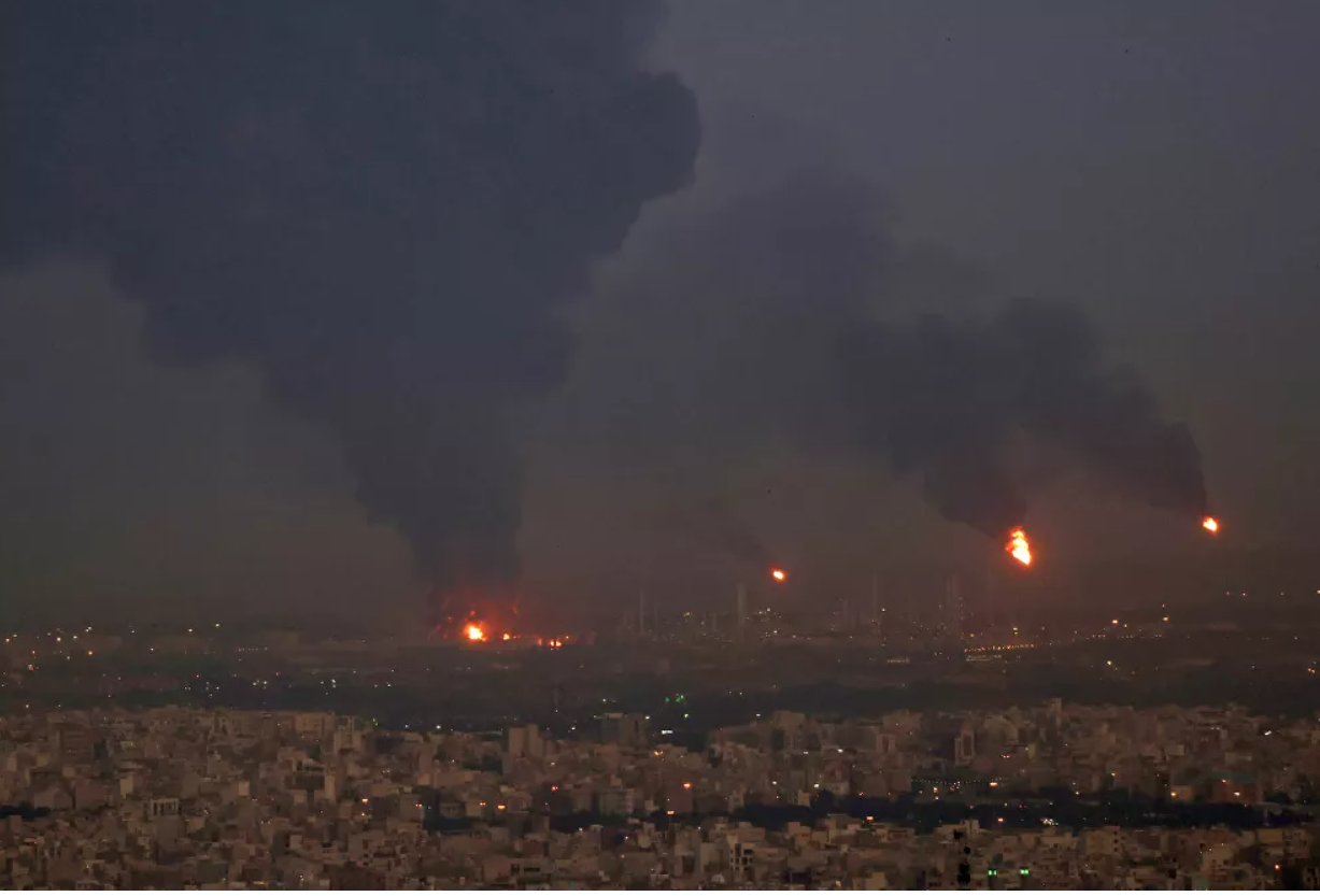 Hình ảnh vụ cháy nhà máy lọc dầu ở Tehran Hình ảnh vụ cháy nhà máy lọc dầu ở Tehran