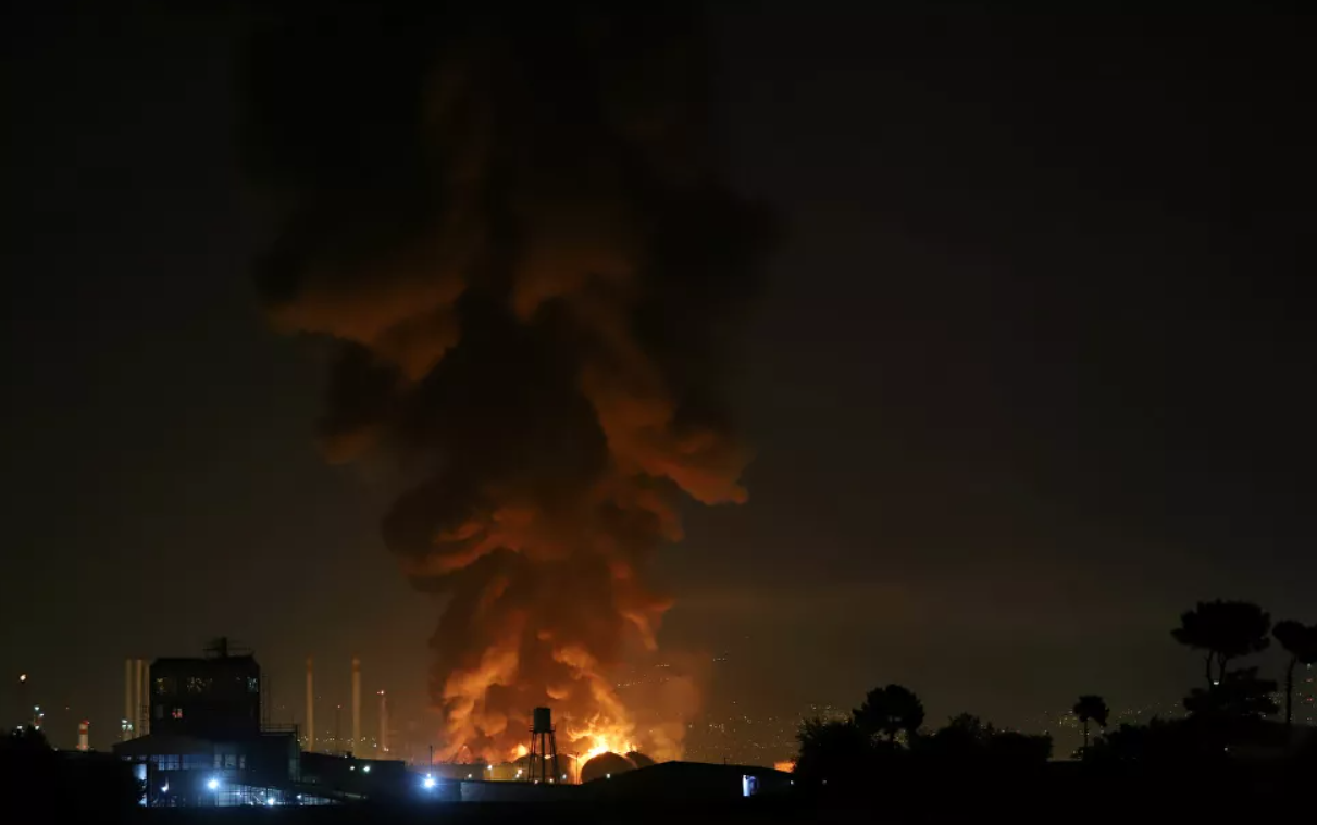 Hình ảnh vụ cháy nhà máy lọc dầu ở Tehran Hình ảnh vụ cháy nhà máy lọc dầu ở Tehran