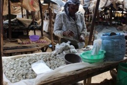 Phụ nữ Kenya nghén… đá