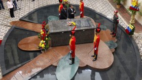 Ngủ trong lăng mộ của cố Tổng thống Hugo Chavez