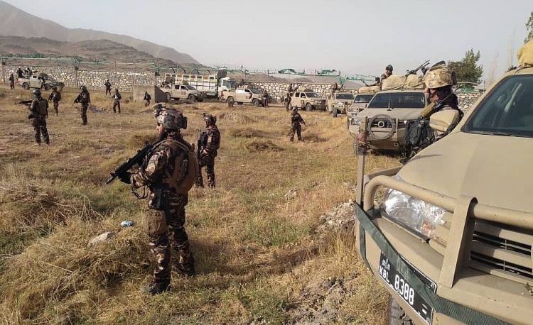 dau sung ac liet giua taliban va linh dac nhiem afghanistan buoc qua ngay thu 5