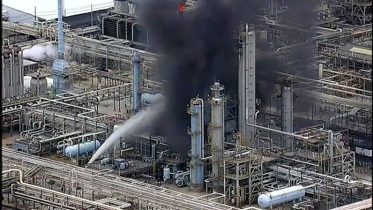 chay lon tai nha may loc dau 100 tuoi cua exxon mobil o texas