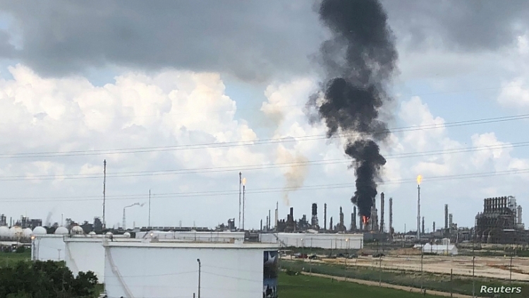 chay lon tai nha may loc dau 100 tuoi cua exxon mobil o texas