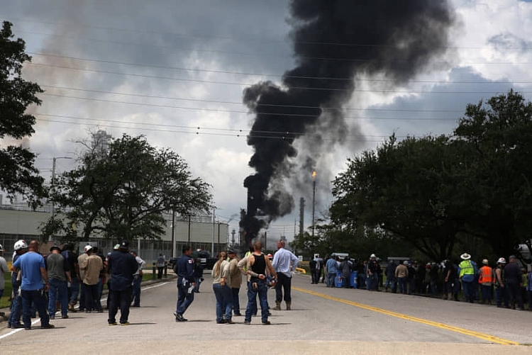 chay lon tai nha may loc dau 100 tuoi cua exxon mobil o texas