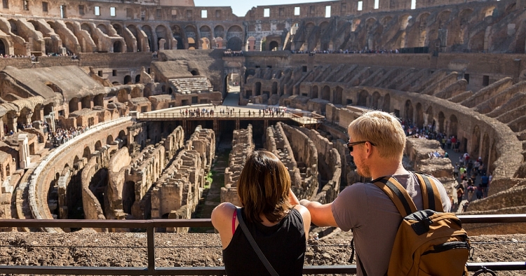 du khach an do lay cap gach o dau truong colosseum