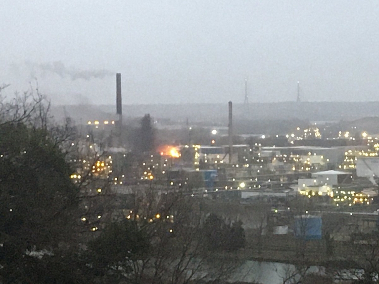 chay nha may loc dau lon nhat nuoc phap