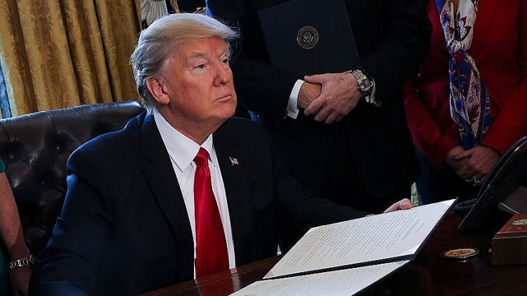 trump ky luat ap dat lenh trung phat duong ong nord stream 2