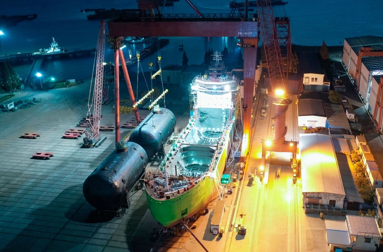Tàu LNG đầu tiên của Nga có thêm các siêu bồn chứa