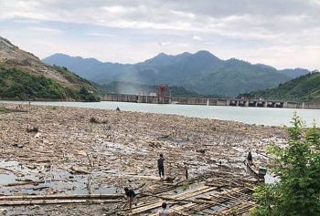 Nghệ An: Dọn rác ở lòng hồ thủy điện Bản Vẽ