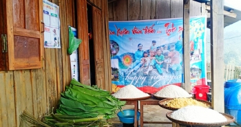 Thầy trò vùng cao cùng nấu bánh chưng tặng học sinh nghèo đón Tết
